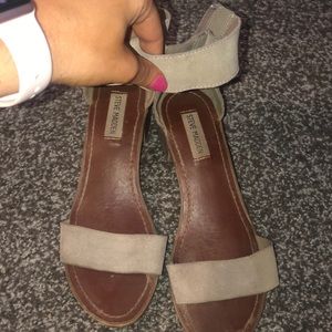 Short tasseled wedges